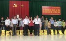 Tặng quà cho hộ gia đình có hoàn cảnh đặc biệt khó khăn xã Đồng Lương
