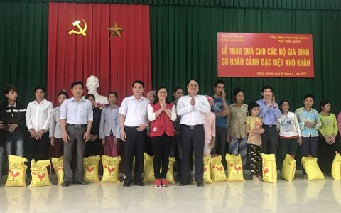 Tặng quà cho hộ gia đình có hoàn cảnh đặc biệt khó khăn xã Đồng Lương